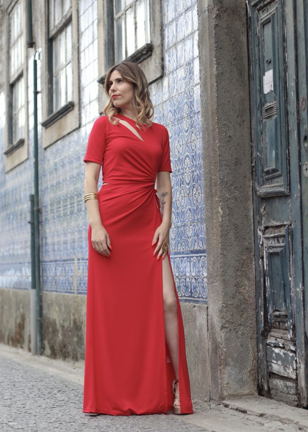 VESTIDO COM RECORTES VERMELHO