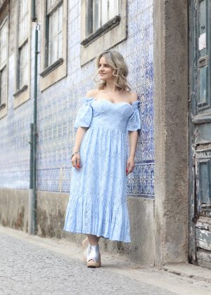 VESTIDO AZUL CLARO EM BORDADO